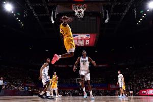 这照片帅!布朗尼空接反身扣篮 可惜脱手了