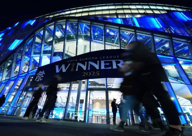 卫报：由于保级形势严峻，热刺推迟季票续订截止日期